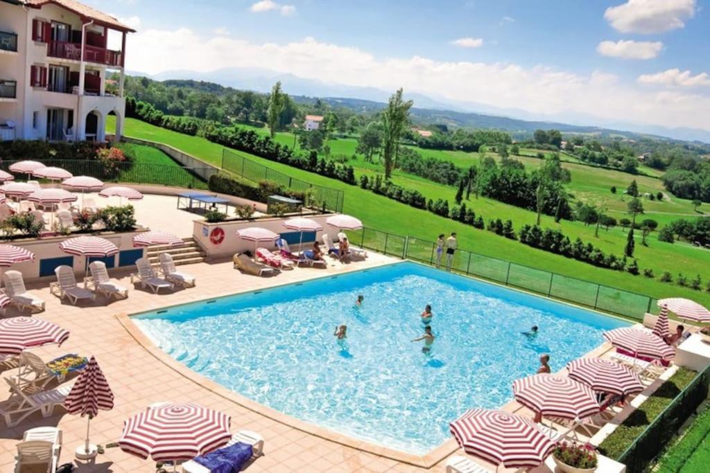 T1 Bis Avec Piscine Vue Golf Et Montagnes Apartment Arcangues Exterior photo